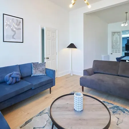 Host & - Castle View * سكرابورو