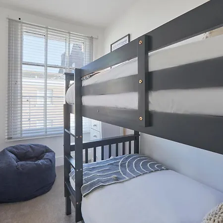 Host & - Castle View 度假居 *